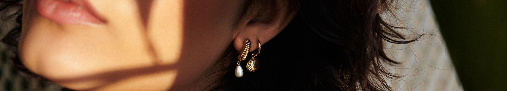 Pearl and gold earrings in summer sale